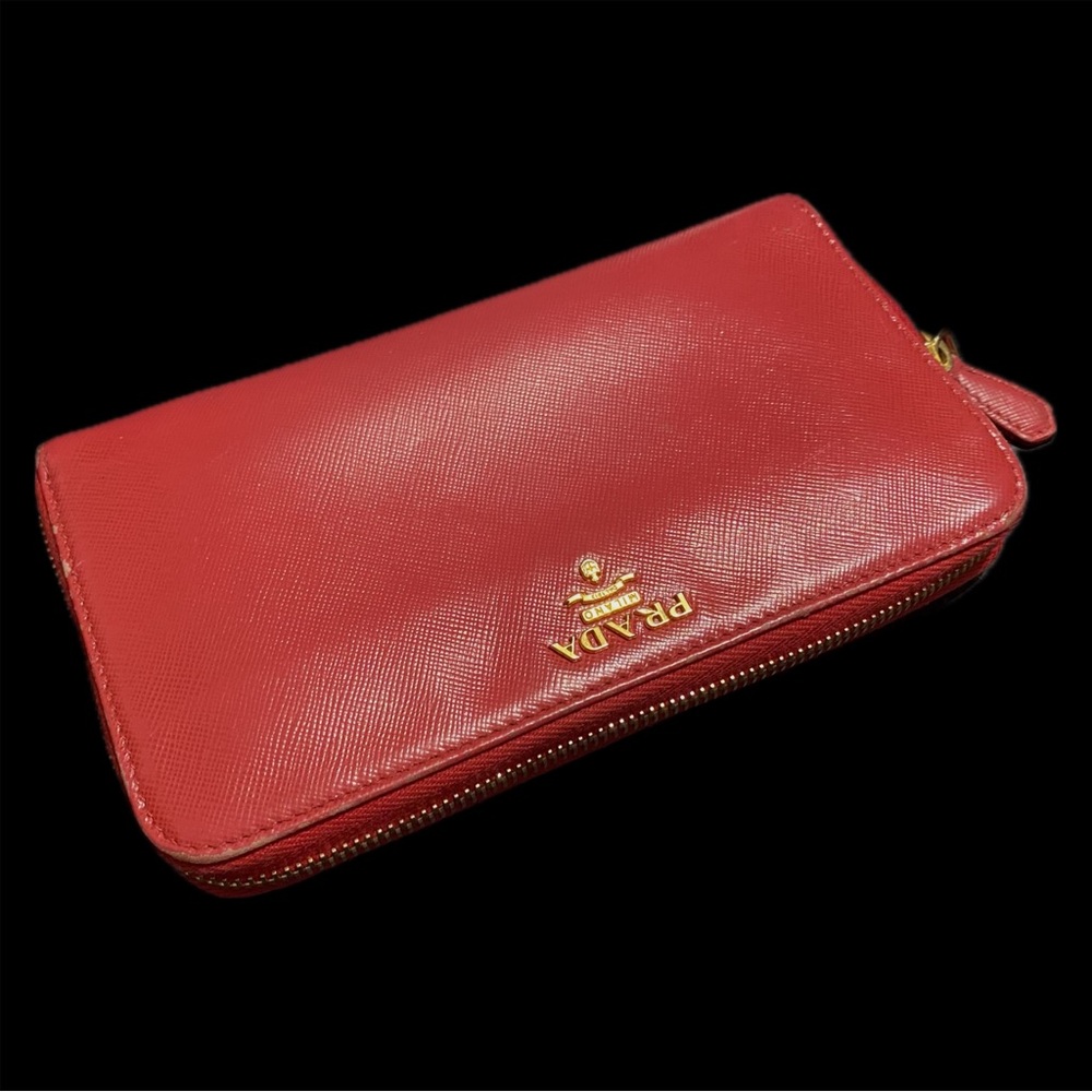 Authentic vintage Prada fuschia pink leather zip wallet 💞 women’s designer